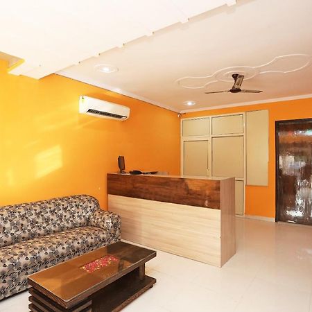 Отель Oyo Rose Residency Near Dwarka Sector 9 Metro Station Нью-Дели Экстерьер фото
