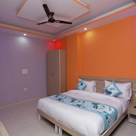 Отель Oyo Rose Residency Near Dwarka Sector 9 Metro Station Нью-Дели Экстерьер фото