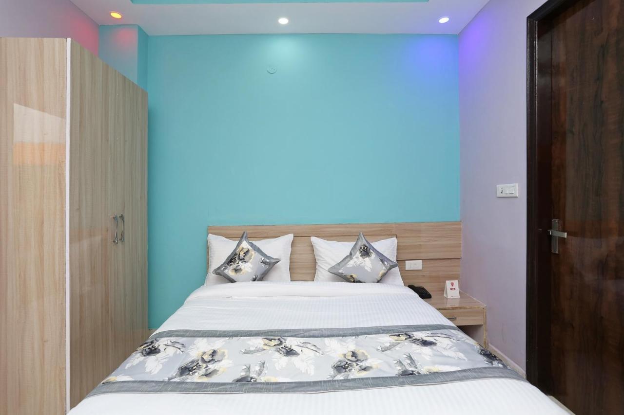 Отель Oyo Rose Residency Near Dwarka Sector 9 Metro Station Нью-Дели Экстерьер фото