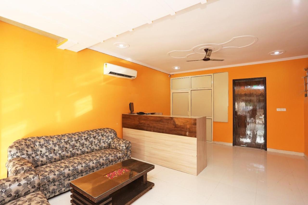 Отель Oyo Rose Residency Near Dwarka Sector 9 Metro Station Нью-Дели Экстерьер фото