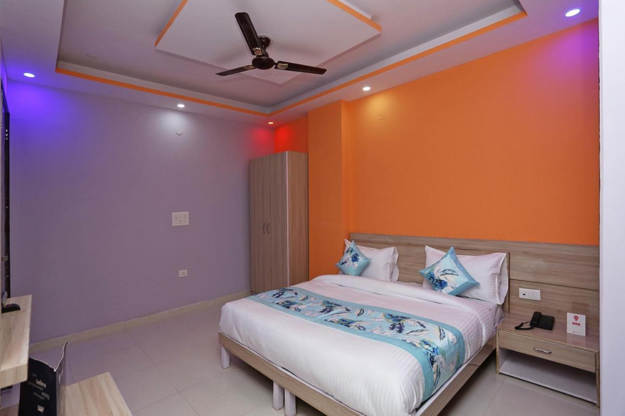 Отель Oyo Rose Residency Near Dwarka Sector 9 Metro Station Нью-Дели Экстерьер фото