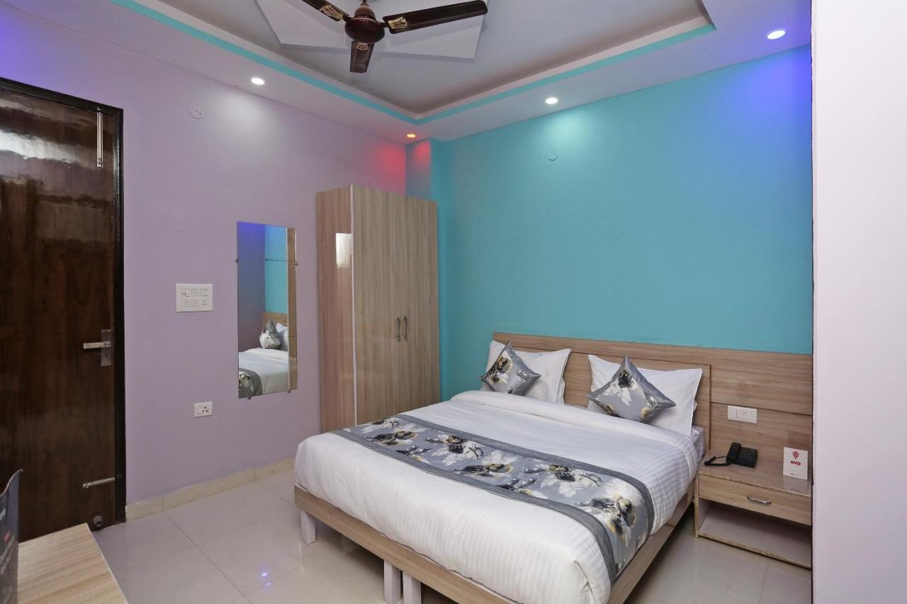 Отель Oyo Rose Residency Near Dwarka Sector 9 Metro Station Нью-Дели Экстерьер фото