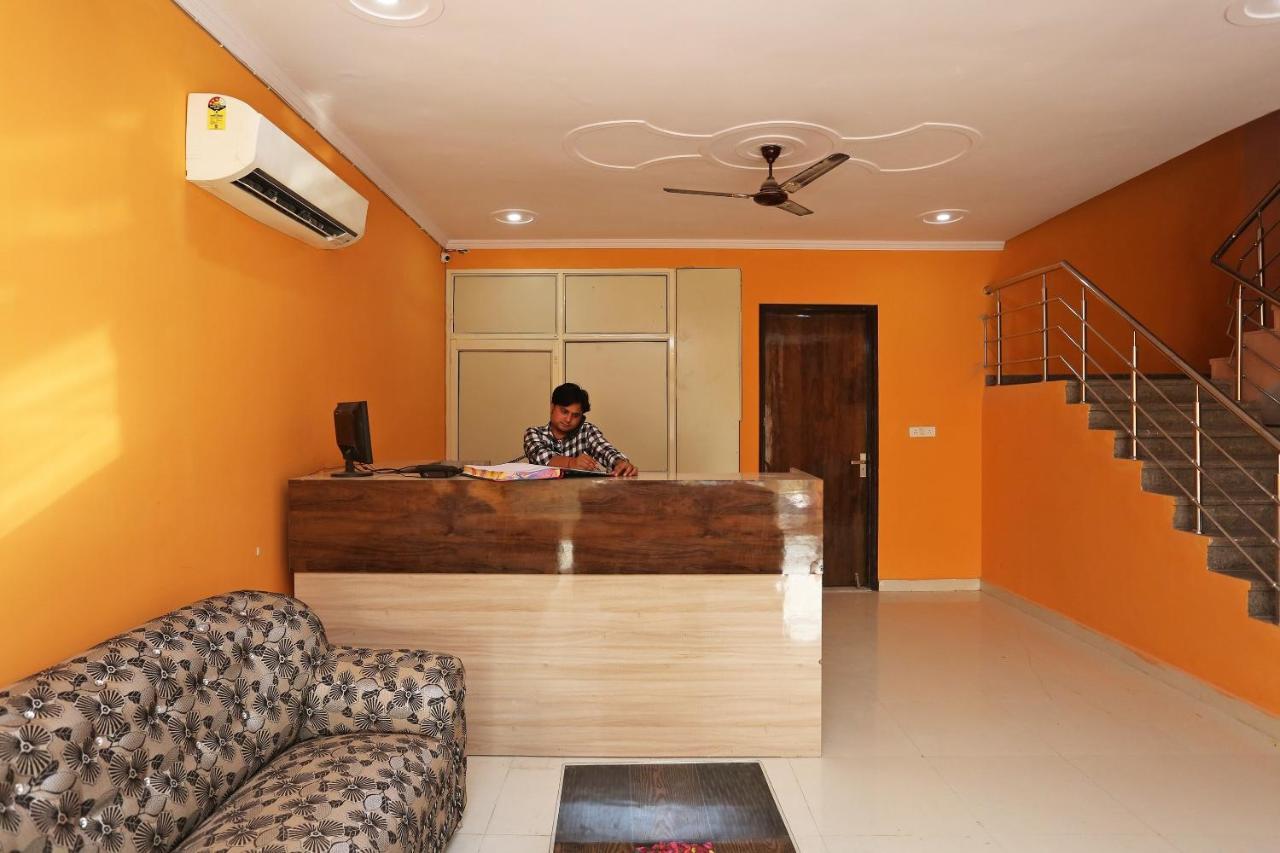 Отель Oyo Rose Residency Near Dwarka Sector 9 Metro Station Нью-Дели Экстерьер фото